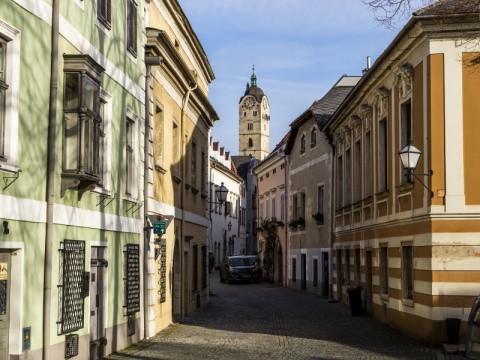 Innenstadt wo sich links und rechts Häuser entlang der Straße befinden.