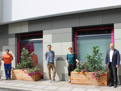 Vier Personen stehen neben den neuen Blumentrögen der Stadtgemeinde Scheibbs.