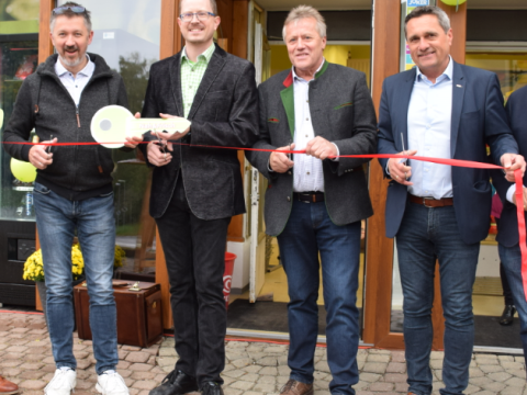 Vier Herren schneiden das rote Band ab - der Nahversorger Hochegg ist eröffnet.