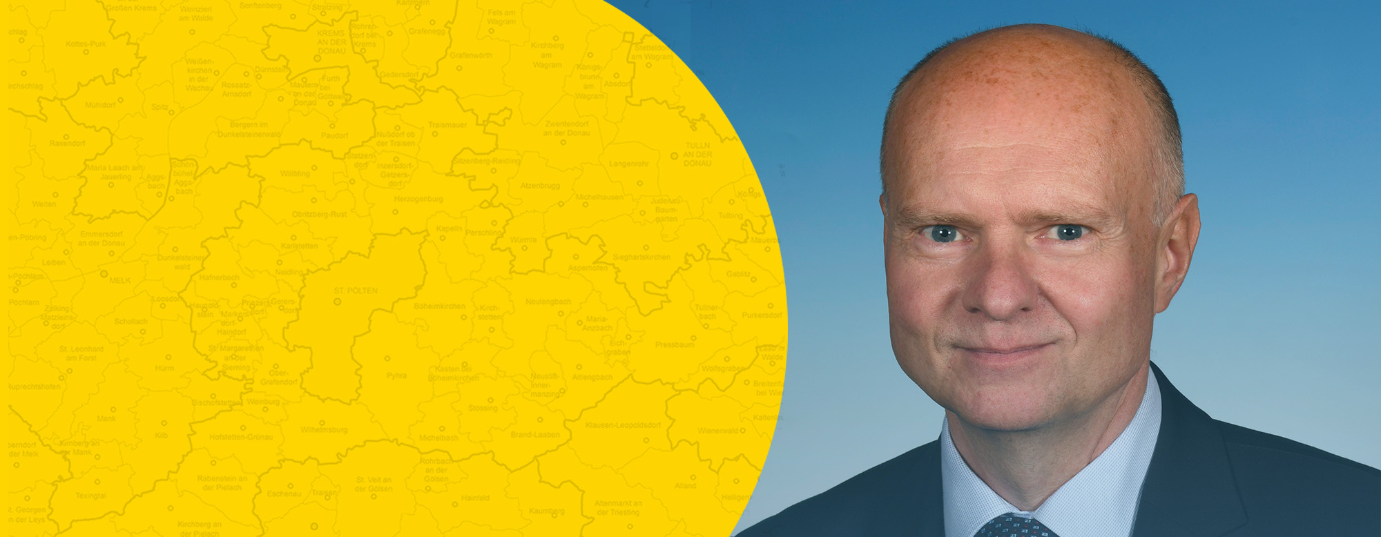 Werner Prachertorfer, Leiter Abteilung Raumordnung u. Gesamtverkehrsangelegenheiten mit blauen Hintergrund.